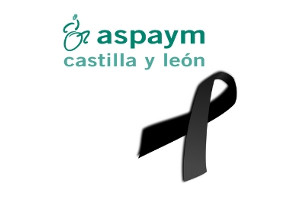 Crespón negro bajo el logo de ASPAYM Castilla y León