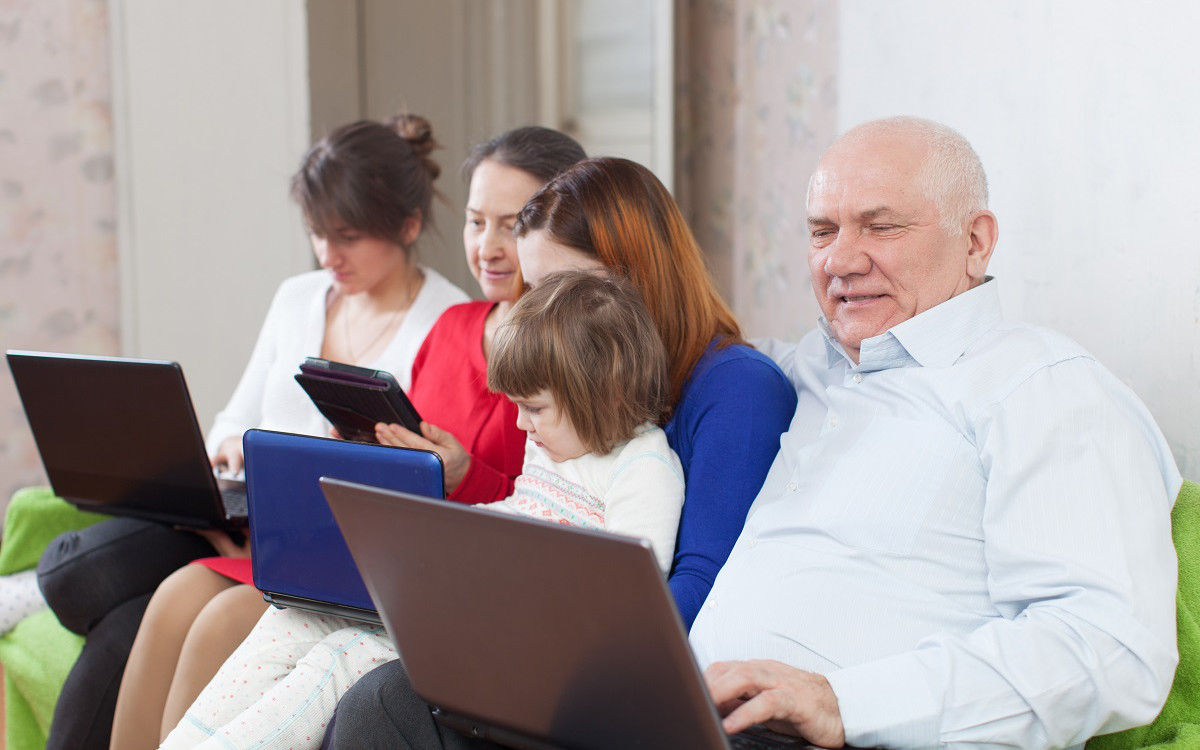 Personas de diferentes edades manejando nuevas tecnologías, tablets