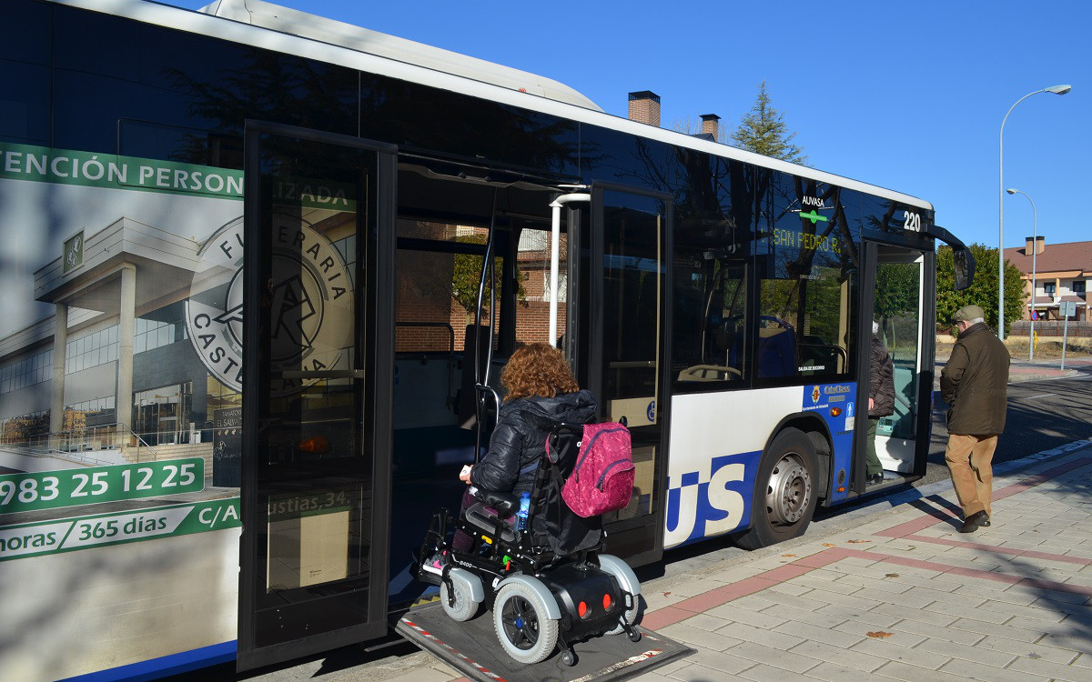 Persona en silla de ruedas accediendo a un autobús urbano a través de su rampa