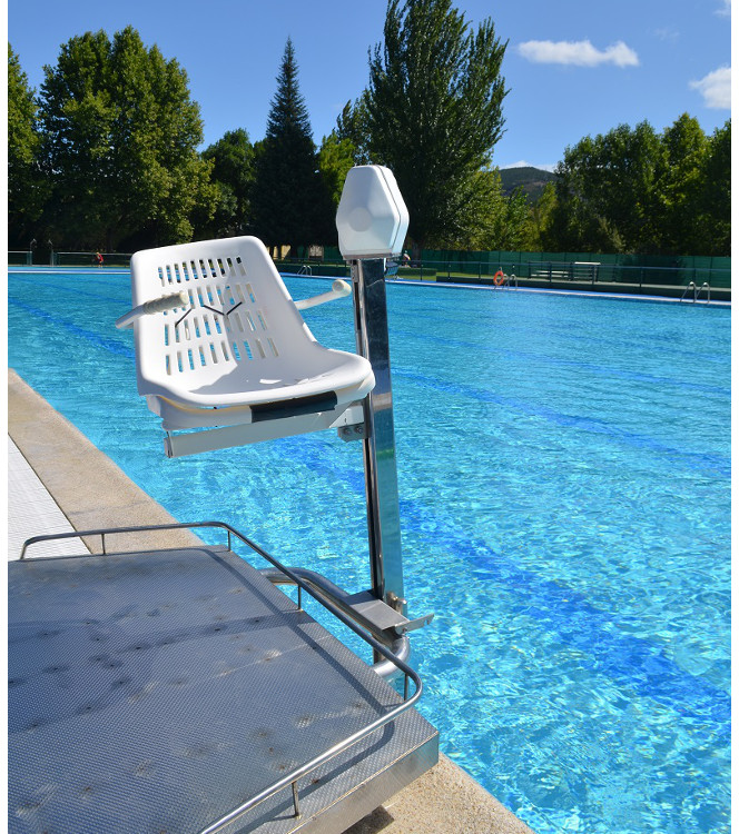 Silla de piscina adaptada para poder ser usada por personas con discapacidad