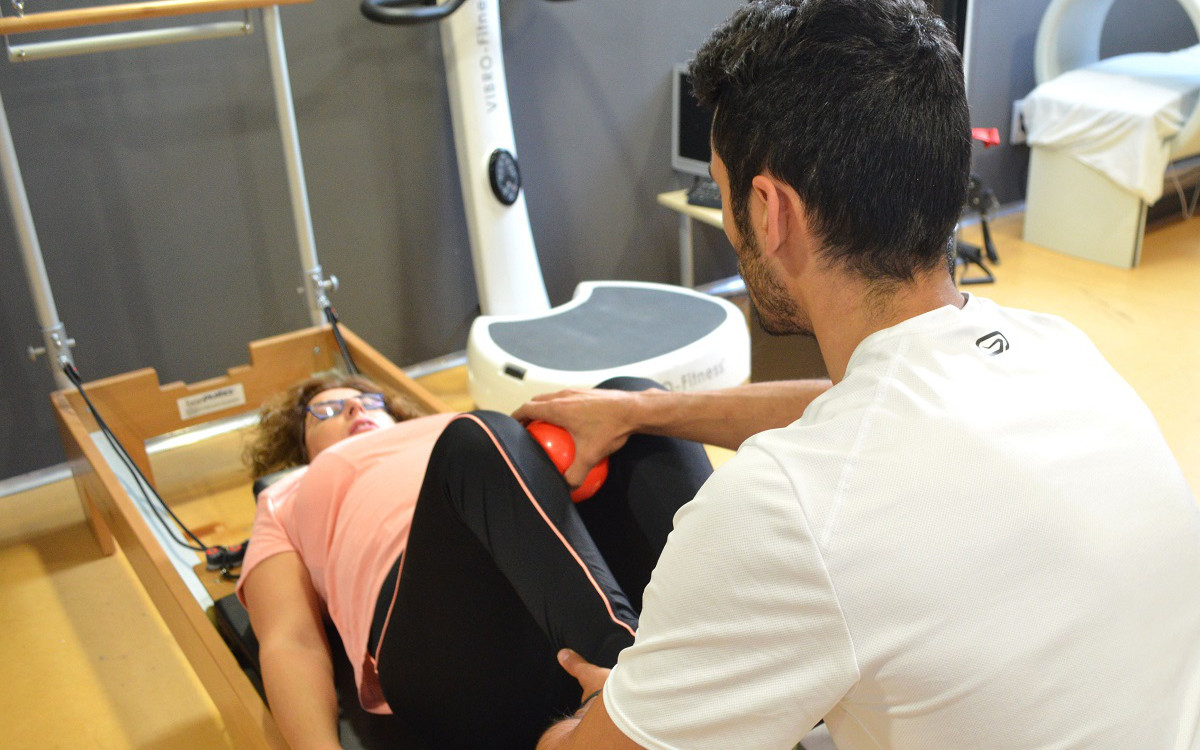 Entrenador personal haciendo ejercicios con un paciente
