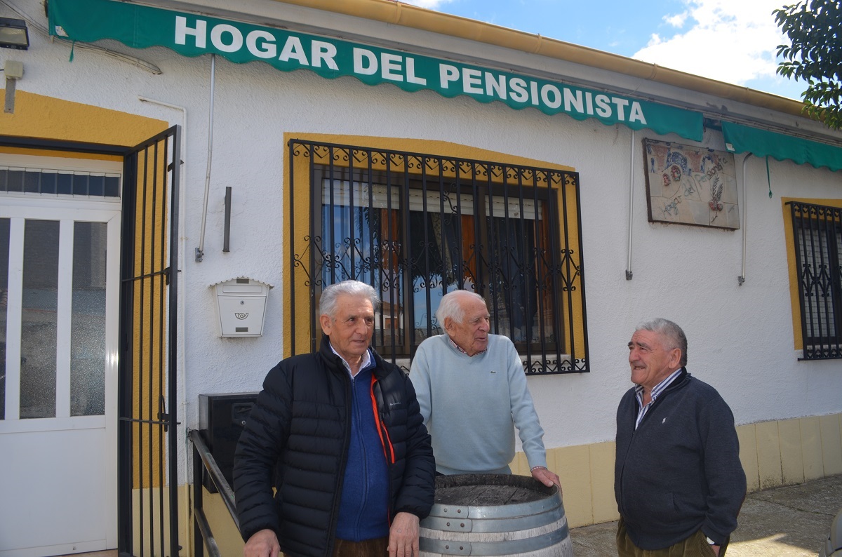 Tres señores mayores al lado del hogar del pensionista