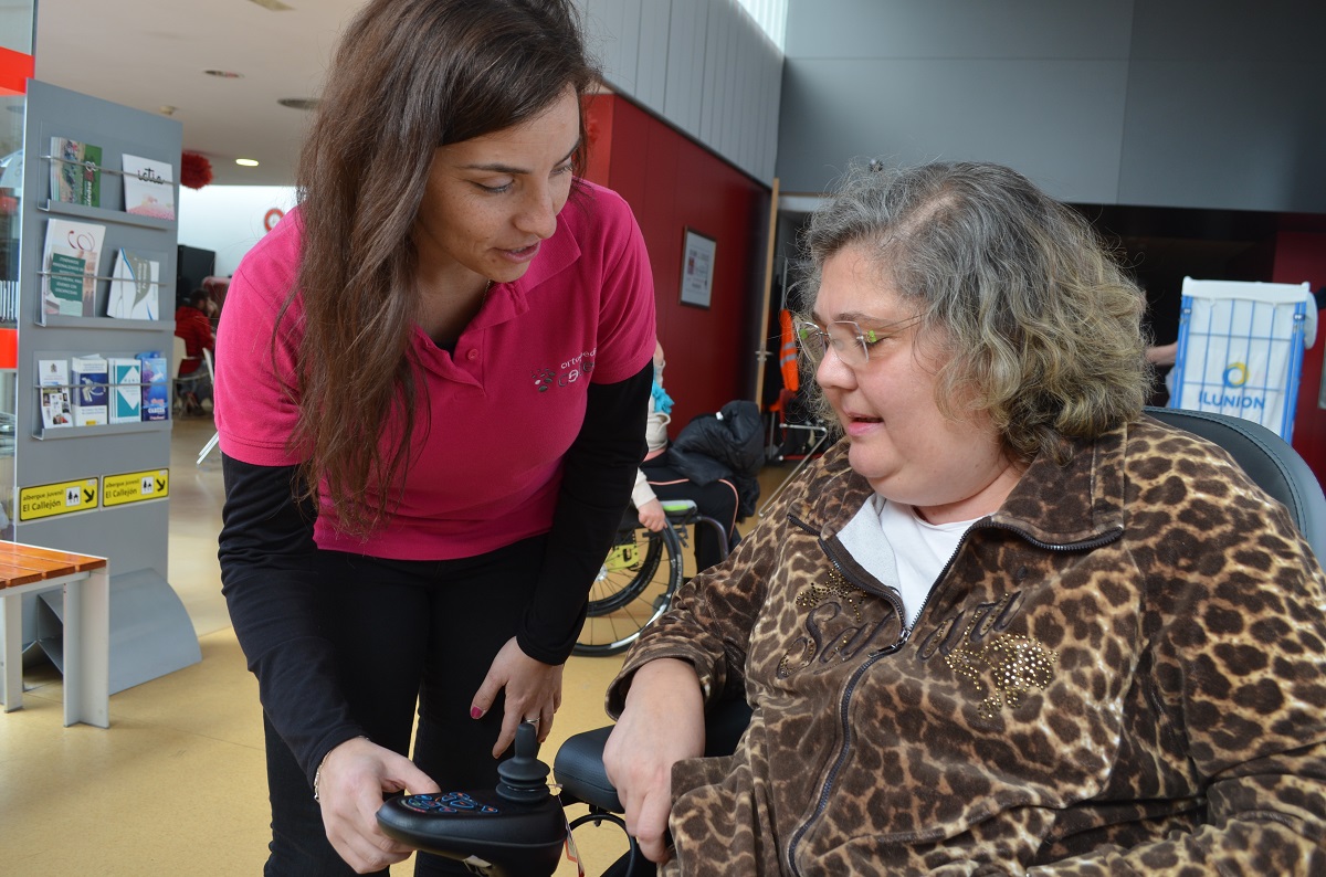 Personal de CETEO asesora a mujer con discapacidad en silla de ruedas eléctrica