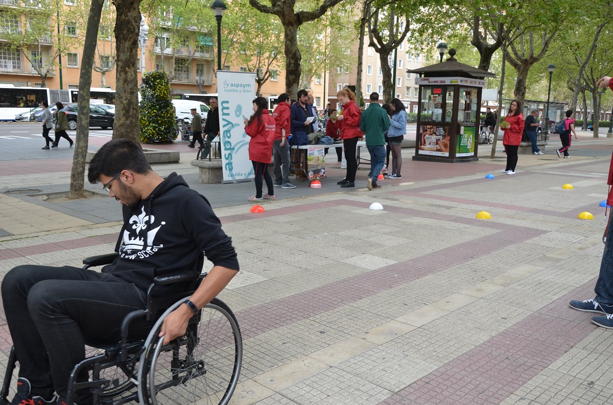 Voluntarios participando en una actividad inclusiva en las calles de Valladolid