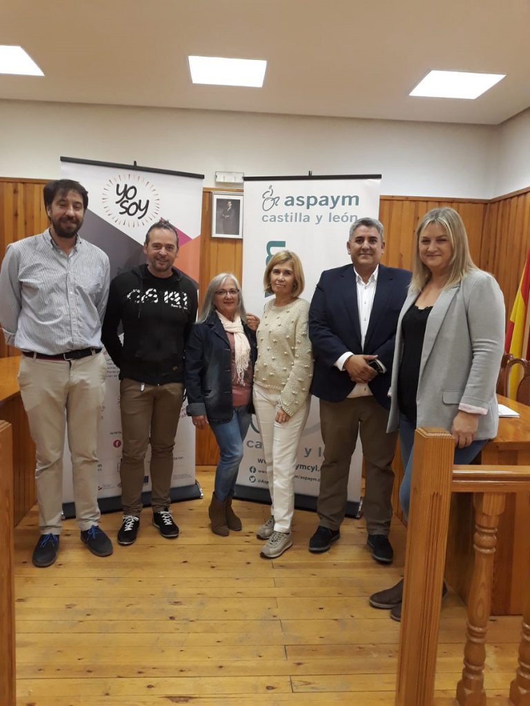 Miembros de ASPAYM posan en el Ayuntamiento de Portillo con representantes de la institución