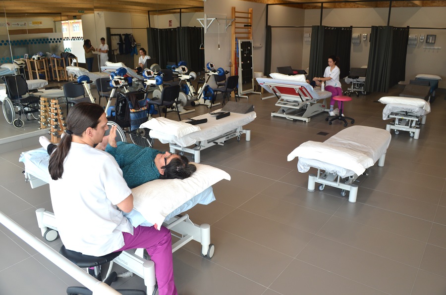 Gente realizandose tratamientos en el gimnasio de la sede de ASPAYM Ávila