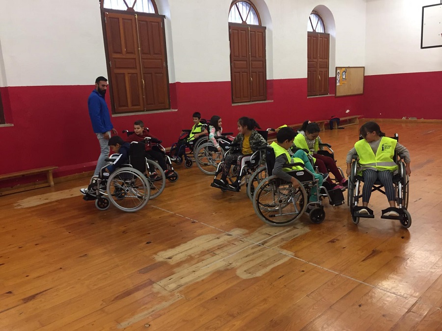 Niños de Palencia juegan al baloncesto en silla de ruedas