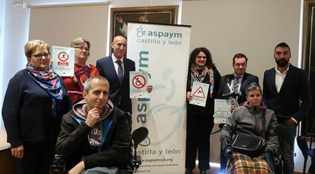 Miembros de ASPAYM y del Ayuntamiento posan en la presentación de la campaña "Por aquí no puedo, por aquí no paso" en León