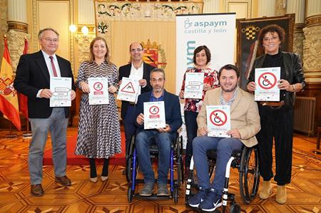 Miembros de ASPAYM castilla y León y del Ayuntamiento posan con los carteles de la campaña Por Aquí no Puedo, Por aquí no Paso