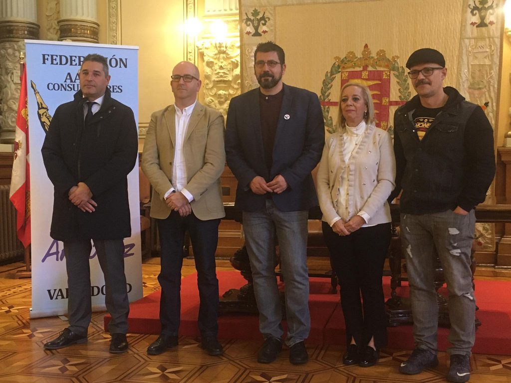 Los galardonados con los Premios Conde Ansurez posan con el concejan Alberto Bustos en el salón del Ayuntamiento 