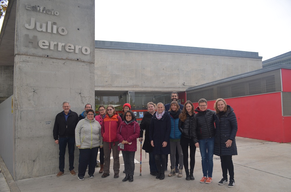 Miembros del proyecto iExpress posan en la entrada de la sede de Valladolid