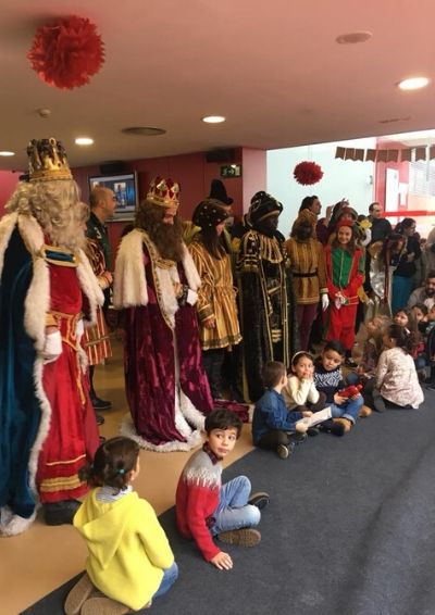 Los niños que se acercaron a dejar sus cartas a los Reyes Magos posan con sus Majestades