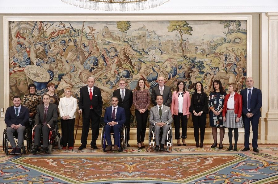 Representantes de la entidad con Su Majestad la Reina Letizia