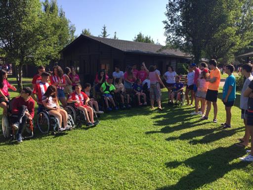 Jovenes asistentes al campamento en una actividad en las instalaciones del albergue