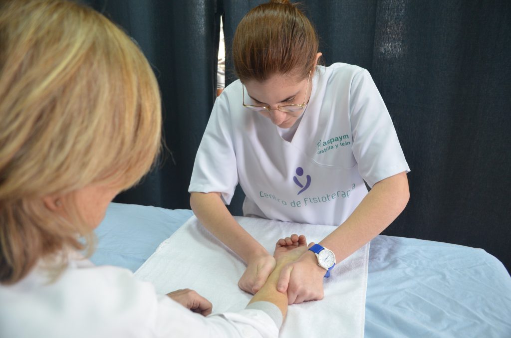 Fisioterapeuta de Paredes haciendo un tratamiento en el brazo a una usuaria 