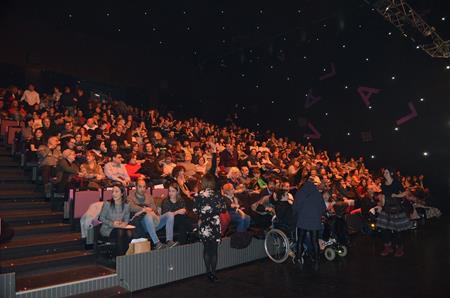 El publico en la Gala del Humor de ASPAYM