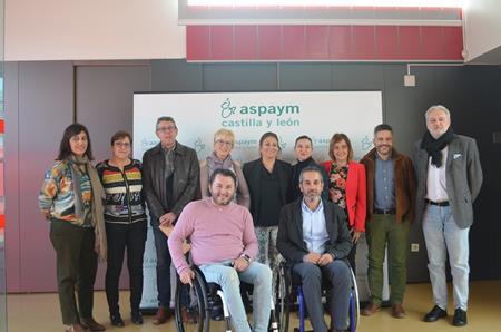 Miembros del PSOE y de ASPAYM Castilla y León posan en la entrada del centro 