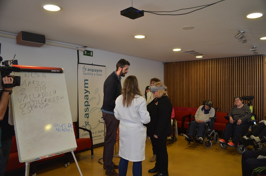 Ana Lima se prueba unas gafas virtuales durante uno de los talleres de ASPAYM Castilla y León