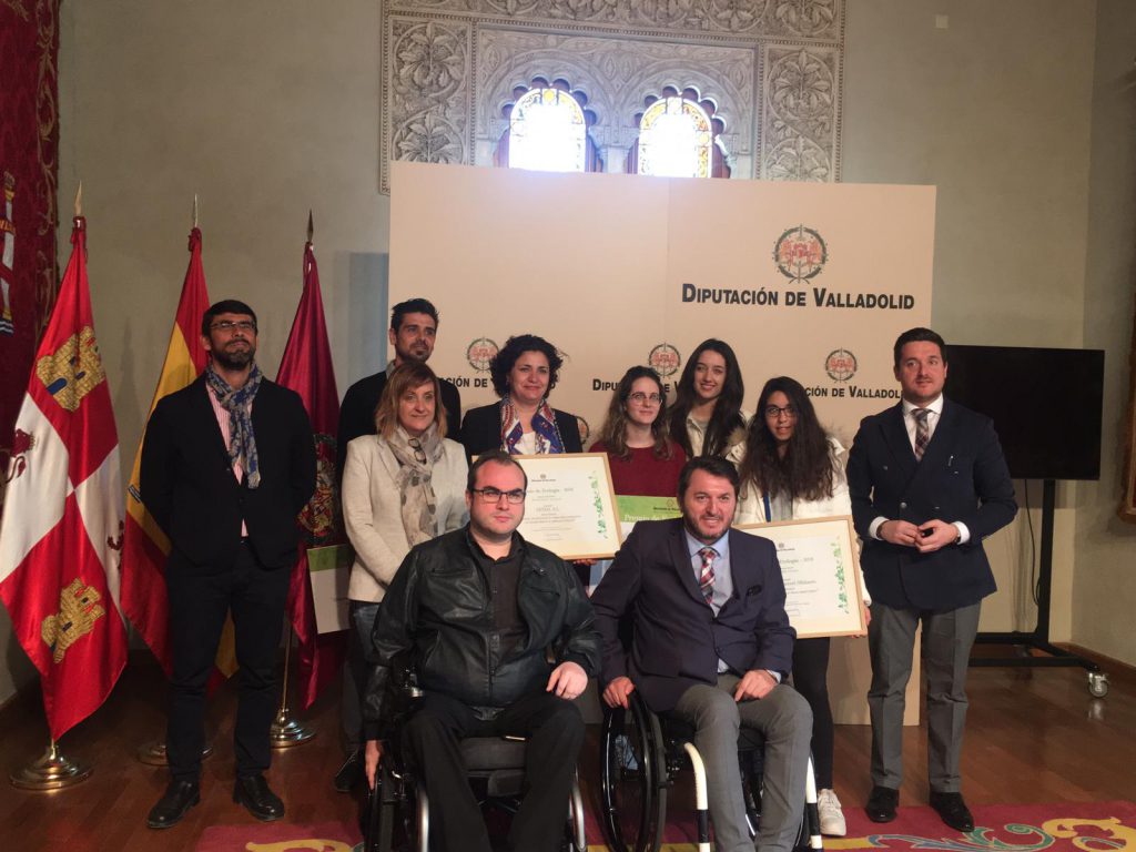 Miembros de ASPAYM Castilla y León posan en la recogida del premio 