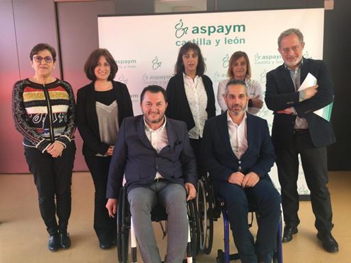 Miembros de ASPAYM Castilla y León y de Valladolid Toma la Palabra posan en el centro de Valladolid