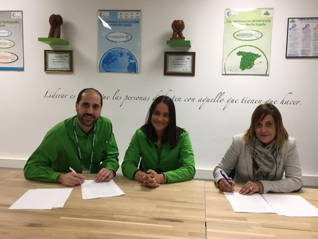 Anabel Pérez, directora de ASPAYM Castilla y León, firma el acuerdo con representantes de Leroy Merlin