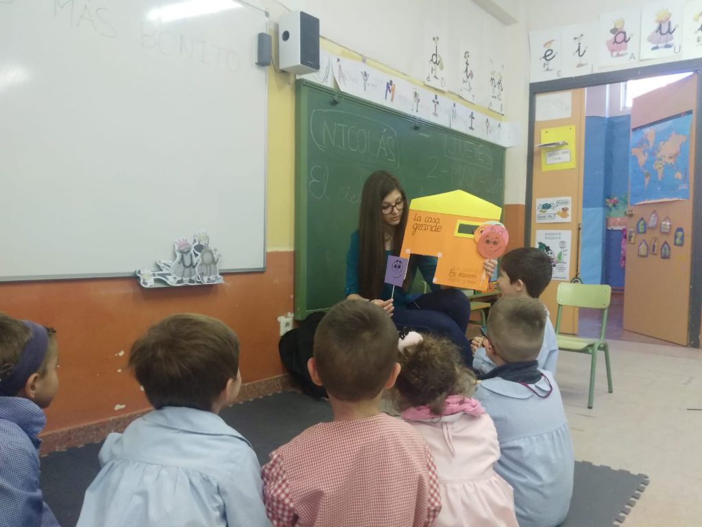 Técnico de ASPAYM Castilla y León realiza el taller con niños pequeños de Matapozeulos