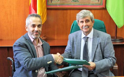 Juan Francisco García Marín, Rector de la Universidad de León (ULE), y Ángel de Propios Sáez, Presidente de ASPAYM de Castilla y León se dan la mano