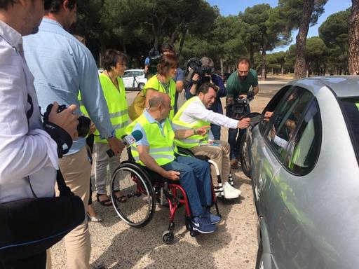 Voluntarios de la Campaña no Corras no Bebas no Cambies de Ruedas informan a uno de los conductores en un control de Valladolid