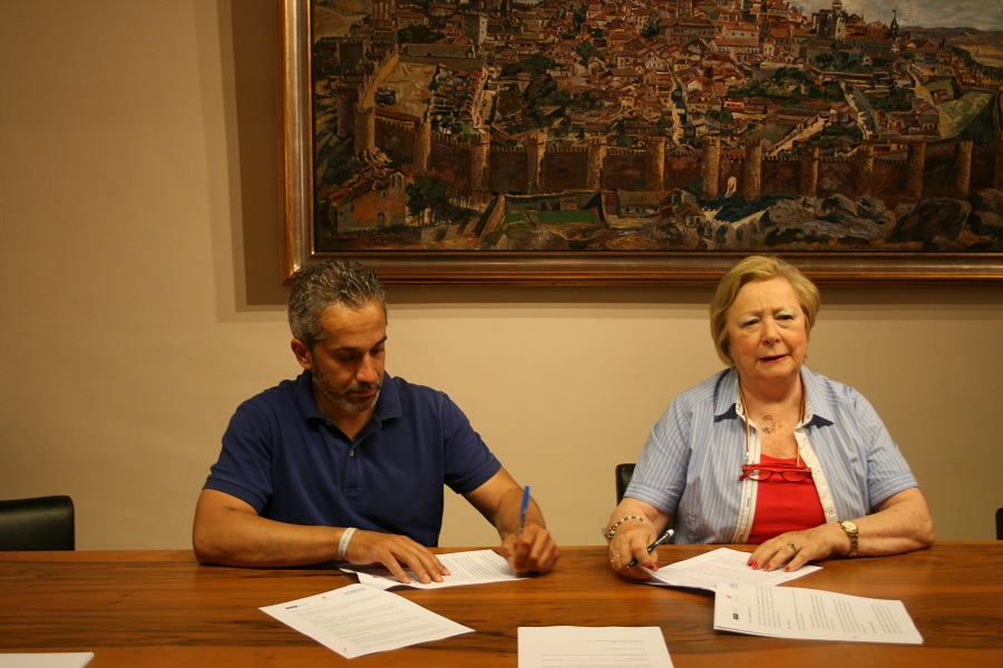 Ángel de propios y Dolores Ruíz-Ayúcar  firman el convenio
