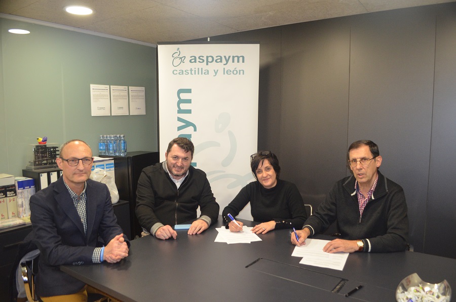 Fran Sardón y Anabel Pérez firman el convenio con miembros de ASPAVAHE