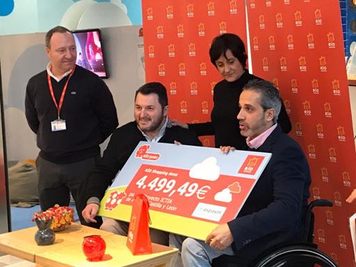 Anabel Pérez, Ángel de Propios y Fran Sardón recogen el cheque de Rio Shopping