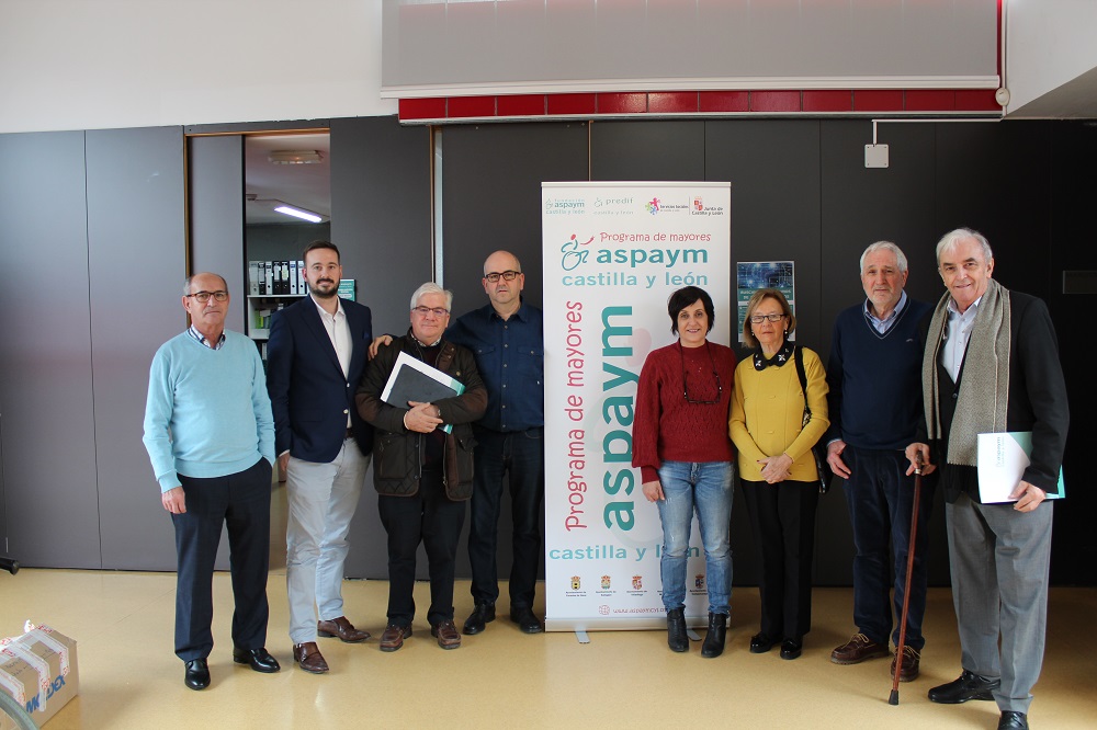 Miembros de la comisión del programa de mayores posan en la sede de ASPAYM en Valladolid