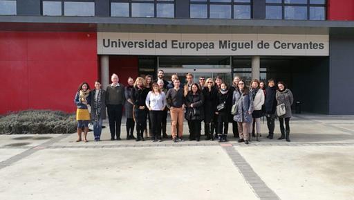 Asistentes a la reunión del proyecto CVI posan en la entrada de la universidad