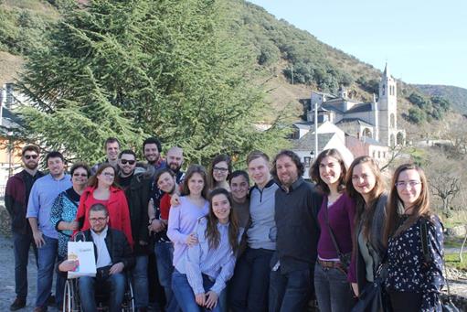 Fotografía grupal de los jóvenes asistentes al encuentro. 