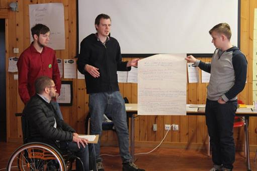 Jóvenes participantes realizando una presentación en una de las dinámicas del encuentro. 