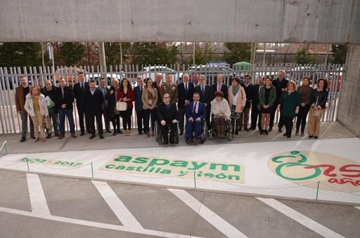 Junta directiva, socios, trabajadores y amigos de ASPAYM posan en la entrada de su sede en Valladolid