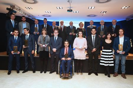 Ganadores de los premios Empresario posan con los trofeos 