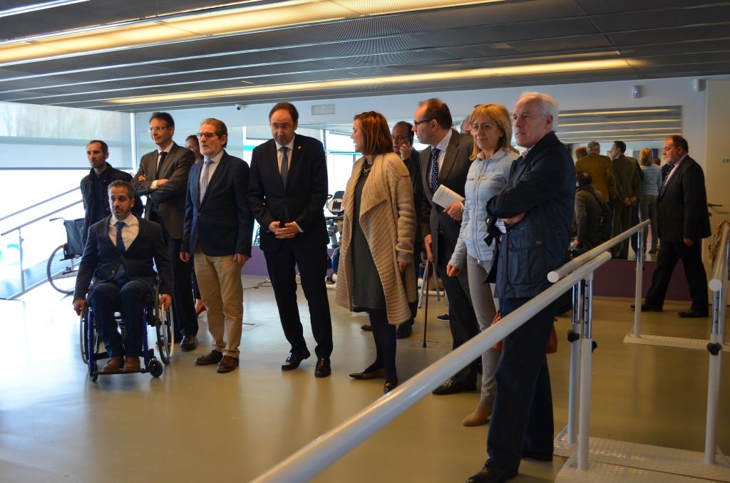 Autoridades y representantes de ASPAYM asisten a la inauguración de la sede de Palencia