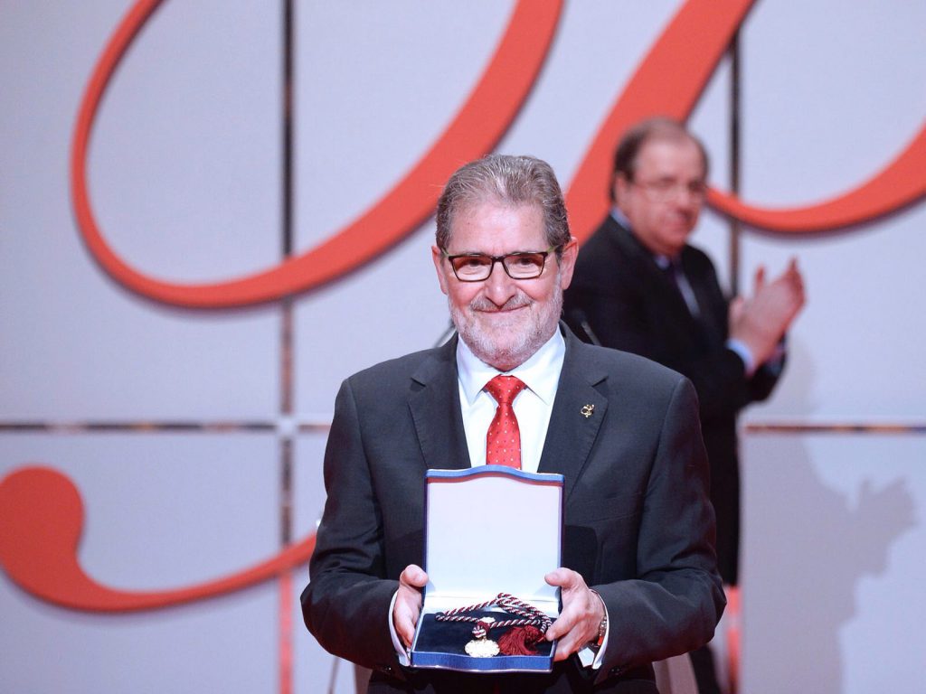 Julio Herrero posa con el premio a los valores humanos