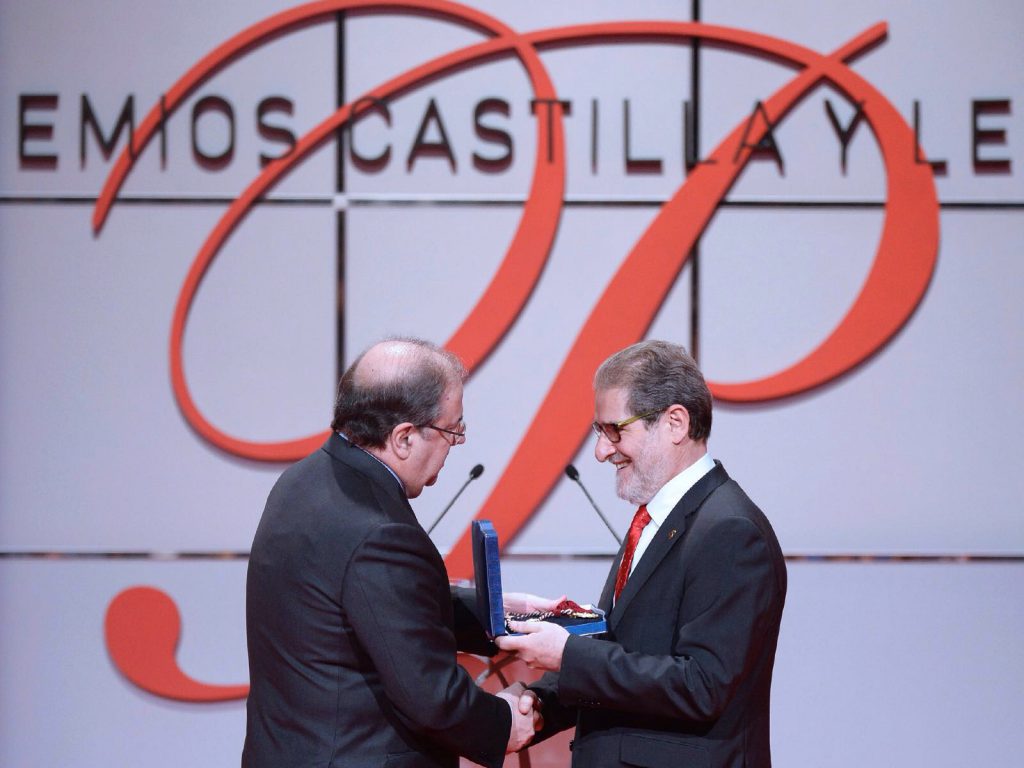 Juan Vicente Herrera entrega a Julio Herrero el Premio a los Valores Humanos