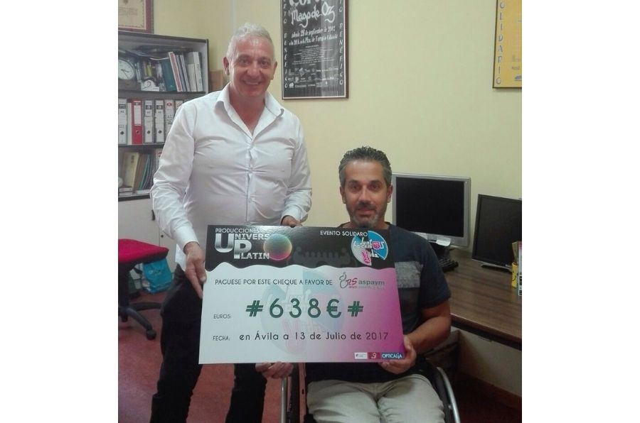 Ángel de Propios, presidente de ASPAYM CyL, recoge el cheque de la recaudación del evento solidario "Juntos hacemos vida"