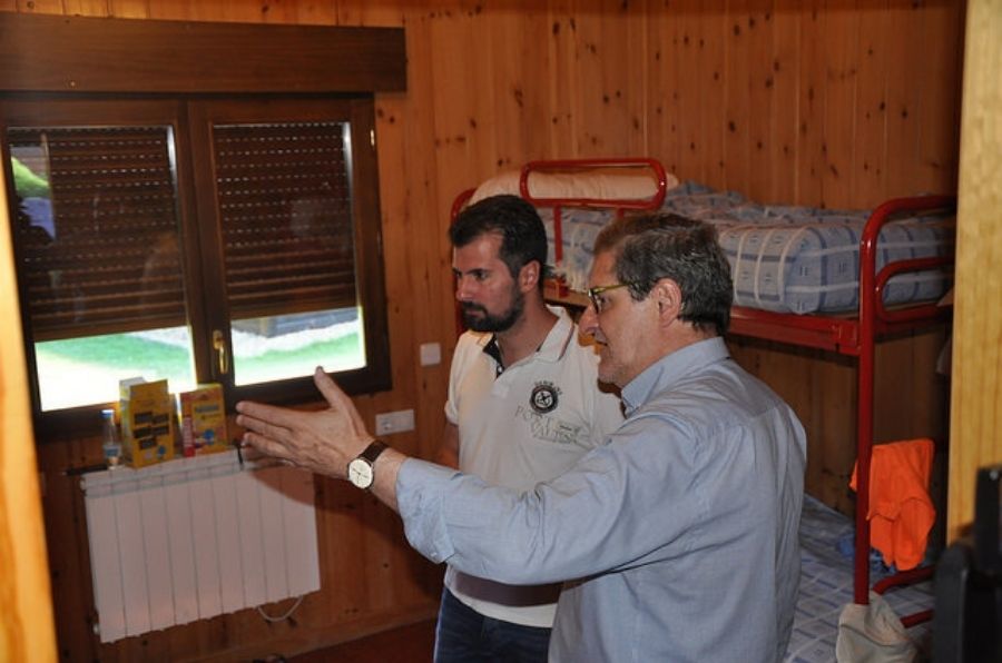 Luis Tudanca con Julio Herrero, visitando el XX Campamento ASPAYM