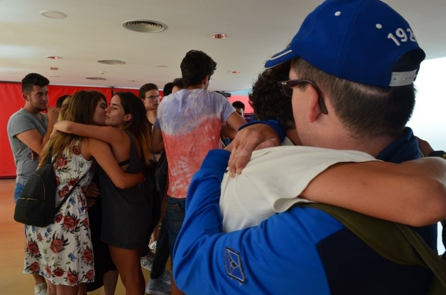 Participantes del encuentro juvenil SMILE se abrazan en la despedida