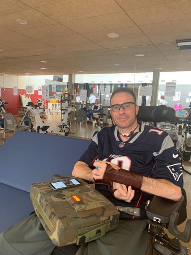 Fotografía de Rafael, socio de ASPAYM Castilla y León posando en el gimnasio de la sede de Valladolid