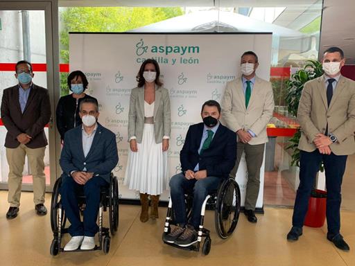 Foto de familia de la consejera con representantes de ASPAYM Castilla y León