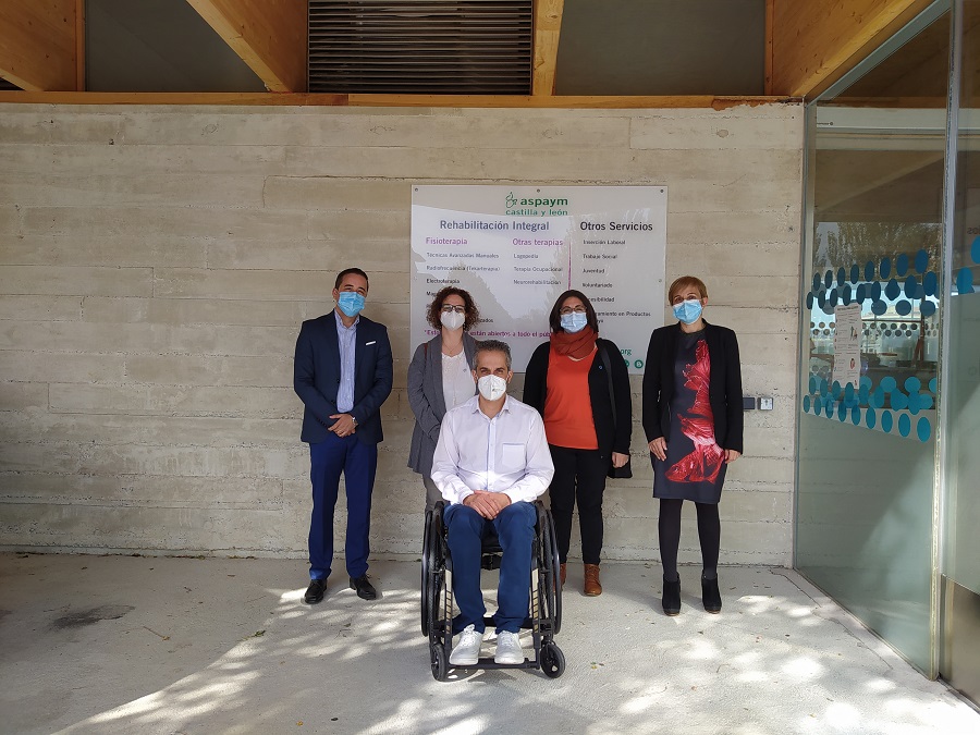 Miembros de ASPAYM CYL y de la Federación de Asociaciones de Diabetes posan en la entrada de la sede de Ávila