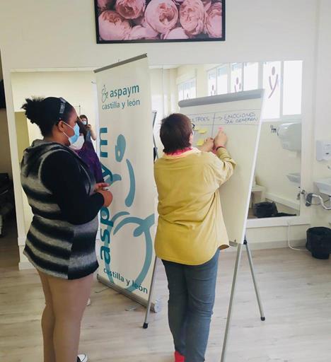 Fotografía de una de las dinámicas del proyecto Alba con dos mujeres