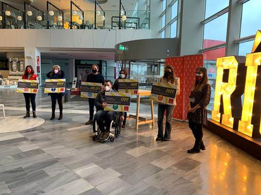 Entrega del cheque solidario en Rio Shopping a ASPAYM CYL