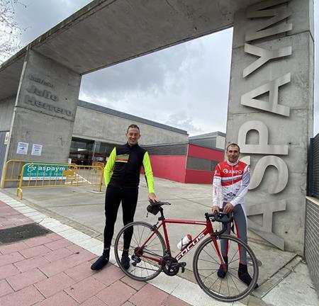 Los ciclistas protagonistas del Reto Solidario posan en la entrada de ASPAYM CYL en Valladolid