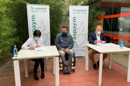 Representantes de ASPAYM CYL y de LEROY MERLIN VALLADOLID en la firma del convenio